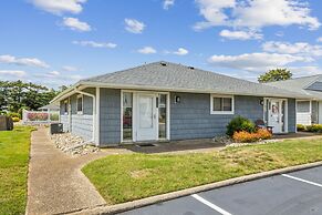Retro Turtle Reef Condo 1 Block From Beach w Pool