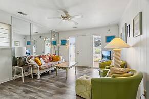 Retro Turtle Reef Condo 1 Block From Beach w Pool