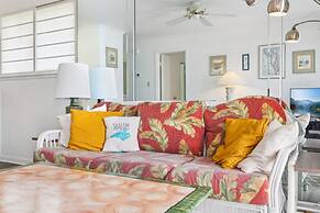 Retro Turtle Reef Condo 1 Block From Beach w Pool