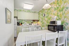 Retro Turtle Reef Condo 1 Block From Beach w Pool