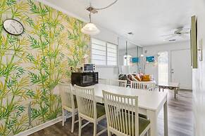 Retro Turtle Reef Condo 1 Block From Beach w Pool