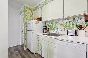 Retro Turtle Reef Condo 1 Block From Beach w Pool