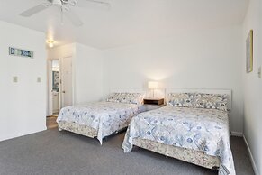 Retro Turtle Reef Condo 1 Block From Beach w Pool