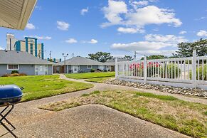 Retro Turtle Reef Condo 1 Block From Beach w Pool
