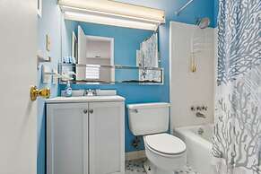 Retro Turtle Reef Condo 1 Block From Beach w Pool