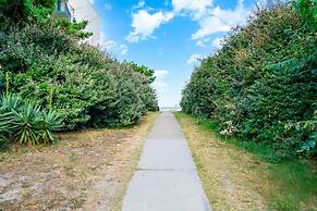 Retro Turtle Reef Condo 1 Block From Beach w Pool