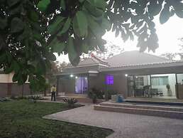 Modernly Furnished Standard Room With Queen bed - 2220