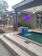 Modernly Furnished Standard Room With Queen bed - 2220