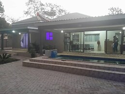 Modernly Furnished Standard Room With Queen bed - 2220