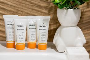 Black & Wooden Apartment by Renters