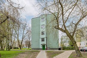 Black & Wooden Apartment by Renters