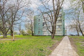 Black & Wooden Apartment by Renters