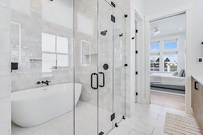 Lakeside Luxury 230 LAK