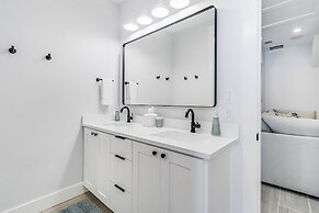 Lakeside Luxury 230 LAK