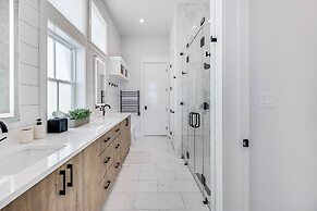 Lakeside Luxury 230 LAK