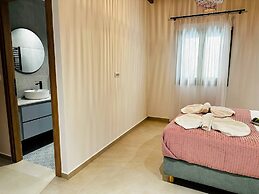 Roussos Place - Next To Splantzia Square - 2bd 2ba