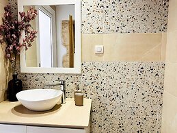 Roussos Place - Next To Splantzia Square - 2bd 2ba