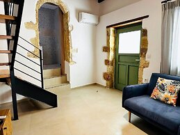 Roussos Place - Next To Splantzia Square - 2bd 2ba