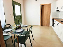 Roussos Place - Next To Splantzia Square - 2bd 2ba