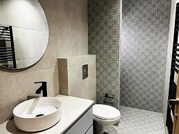 Roussos Place - Next To Splantzia Square - 2bd 2ba