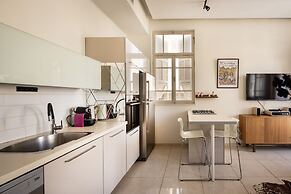 Bauhaus Artistic Haven by Sea N' Rent