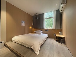 Captain No. 5 Youth Hotel