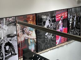 Artsy Retreat - Sleeps 8, Free Parking & Balcony