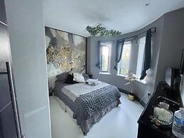 Artsy Retreat - Sleeps 8, Free Parking & Balcony