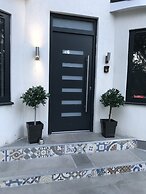 Artsy Retreat - Sleeps 8, Free Parking & Balcony