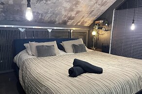 Artsy Retreat - Sleeps 8, Free Parking & Balcony