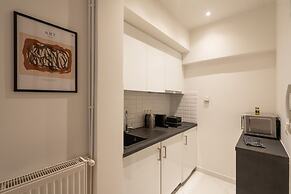 Kolonaki Chic Minimalist Studio-Athens