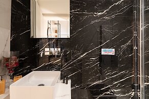 Kolonaki Chic Minimalist Studio-Athens