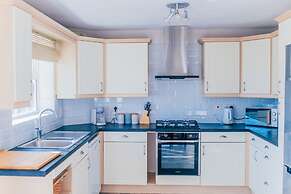 Remarkable 4-bed House in Cardiff