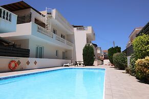 Phaedrus Living: Universal City Flat Alina