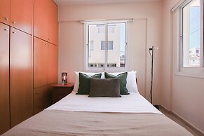 Phaedrus Living: Universal City Flat Alina