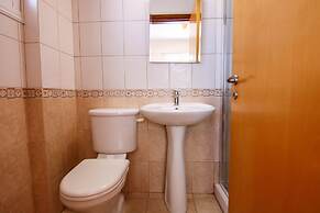 Phaedrus Living: Universal City Flat Alina