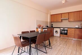 Phaedrus Living: Universal City Flat Alina