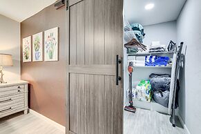 Idyllic Sarasota Home w/ Yard: 2 Mi to Beach!