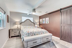 Idyllic Sarasota Home w/ Yard: 2 Mi to Beach!