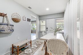 Idyllic Sarasota Home w/ Yard: 2 Mi to Beach!