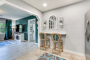 Idyllic Sarasota Home w/ Yard: 2 Mi to Beach!