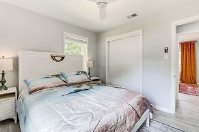 Idyllic Sarasota Home w/ Yard: 2 Mi to Beach!