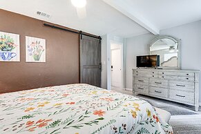 Idyllic Sarasota Home w/ Yard: 2 Mi to Beach!