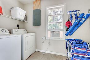 Idyllic Sarasota Home w/ Yard: 2 Mi to Beach!