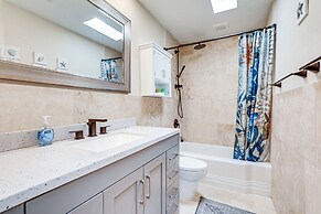 Idyllic Sarasota Home w/ Yard: 2 Mi to Beach!