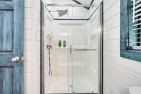 Broken Bow Cabin w/ Hot Tub, Fire Pit & Creek View