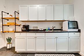Lovely Mobile Home w/ Smart TV: 2 Mi to Downtown!