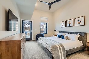 Helling Circle Hideaway 303 3 Bedroom Condo by RedAwning