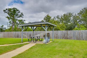 Cozy Pensacola Townhome w/ Shared Yard & Gas Grill