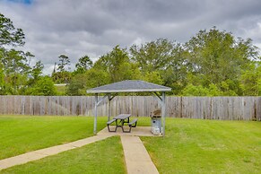 Cozy Pensacola Townhome w/ Shared Yard & Gas Grill